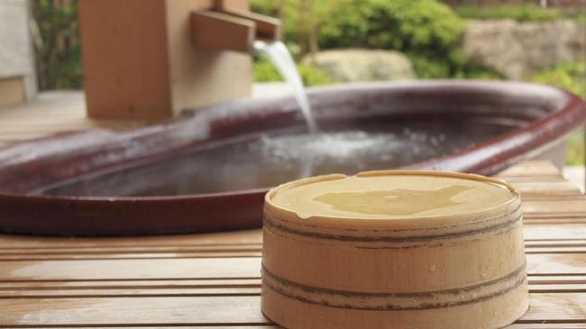 Suhu rendah yang ekstrem di Jepang ternyata mampu membuat pemandian air panas membeku.
