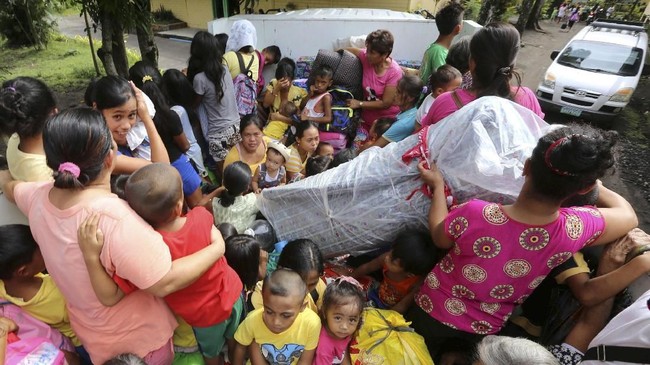 <p>Badan vulkanologi menyatakan status Gunung Mayon pada level tiga dan bisa meletus kapan saja. (REUTERS/Stringer)</p>