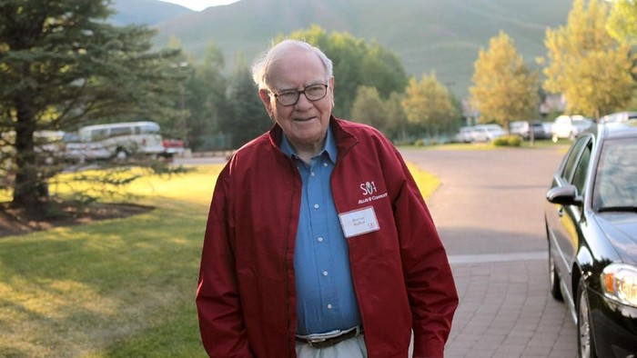 SUN VALLEY, ID - JULY 07:  Warren Buffett, chairman of Berkshire Hathaway, attends the Allen & Company Sun Valley Conference on July 7, 2011 in Sun Valley, Idaho. The conference has been hosted annually by the investment firm Allen & Company each July since 1983 and is typically attended by many of the world's most powerful media executives.  (Photo by Scott Olson/Getty Images)