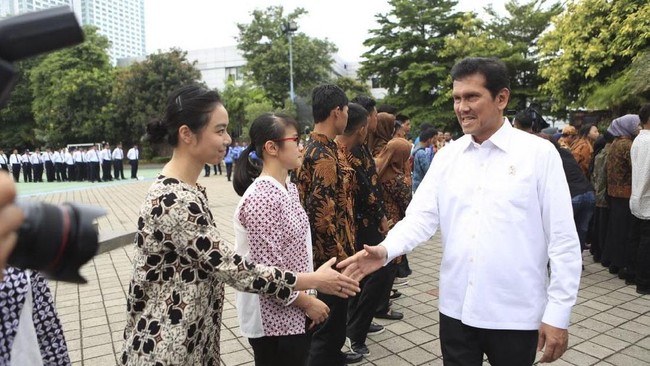 Pemerintah melalui Kementerian Pendayagunaan Aparatur Negara dan Reformasi Birokrasi mengangkat 137 atlet berprestasi menjadi Pegawai Negeri Sipil (PNS).