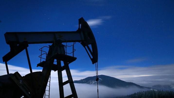 Oil pump silhouette at night. Foto: kotkoa / Freepik