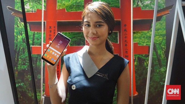 Samsung Galaxy A8 (2018) menawarkan ponsel dengan kamera selfie ganda, menyaingi Asus yang sudah lebih dulu tawarkan kamera ganda untuk selfie.