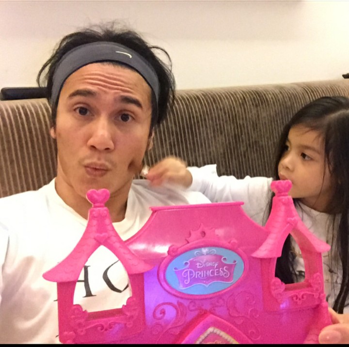 <p>Pasrahnya Ayah Vino didandani si kecil. Hi-hi-hi. (Foto: Instagram/vinogbastian__)</p>