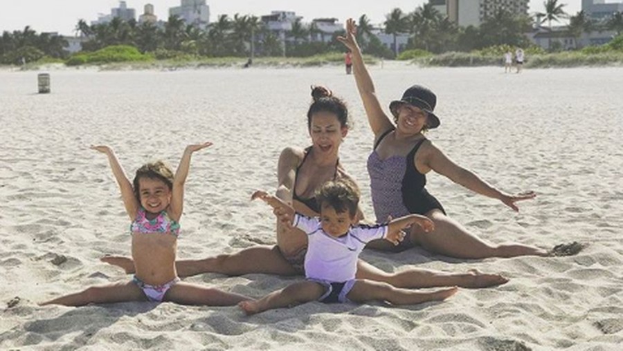 Lihat, Bun, Ibu dan Anak Ini Berani Banget Lakukan Pose Ekstrem