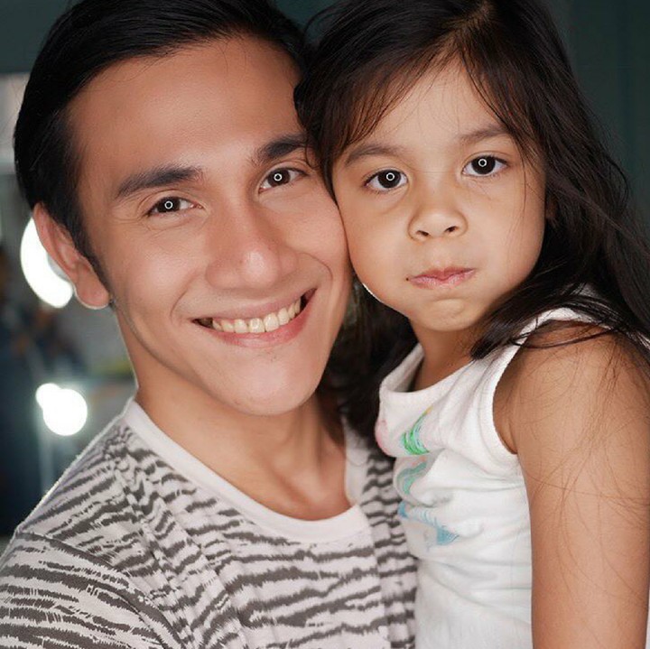 <p>Gadis cilik bernama lengkap Jizzy Pearl Bastian ini mirip kan sama ayahnya? (Foto: Instagram/marshatimothy)</p>