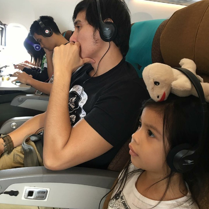 <p>Anak sama ayah ini serius banget. Lagi nonton apa sih? (Foto: Instagram/marshatimothy)</p>