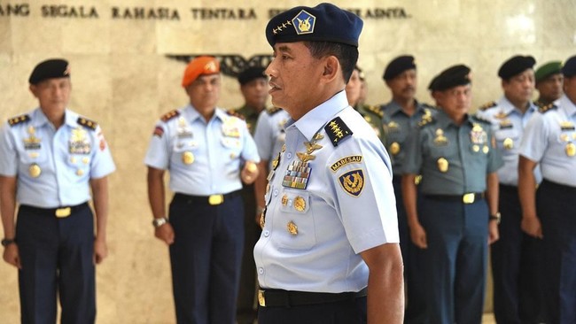 Di tengah pandemi Corona, TNI AU menggelar upacara sederhana HUT ke-74 sambil mengungkap prestasi zero accident dalam 3 tahun terakhir.