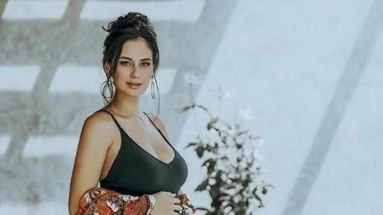 Ibu manapun pasti sedih kehilangan anaknya, meskipun si kecil belum dilahirkan.