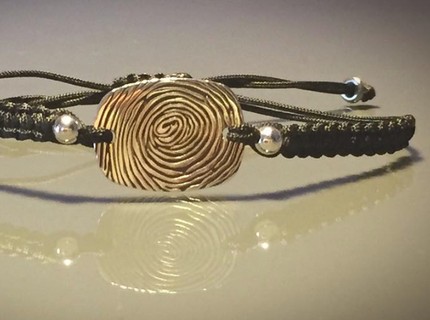 Keren! Gelang Ini Terbuat dari  Sidik Jari si Kecil Lho