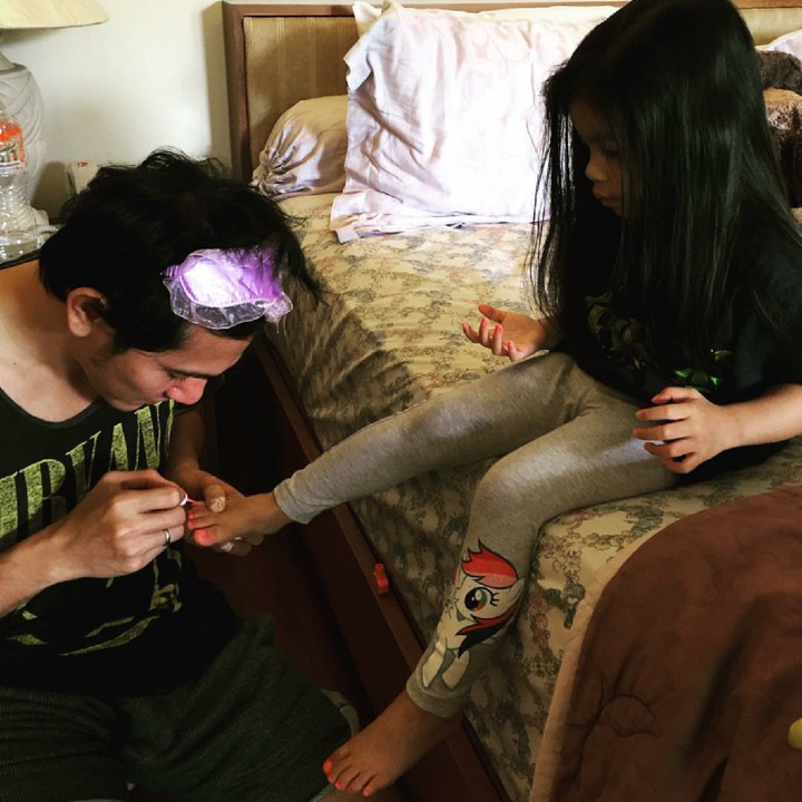 <p>Ssst, ada yang lagi me-manicure dan pedicure si gadis cilik nih. (Foto: Instagram/vinogbastian__)</p>