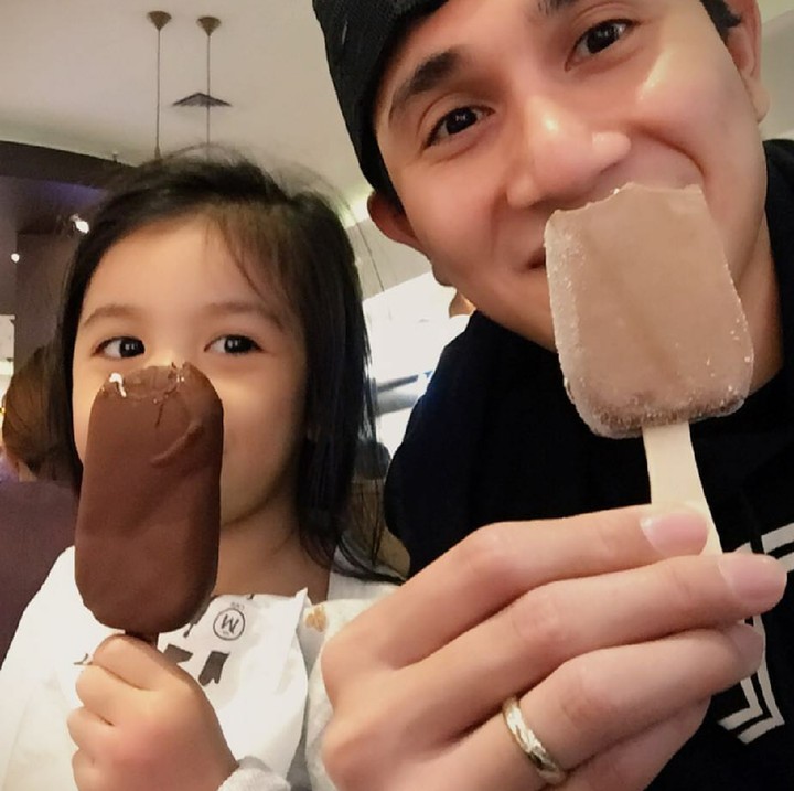 <p>Yummy! Asyiknya makan es krim bareng ayah tercinta. (Foto: Instagram/vinogbastian__)</p>