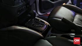 Parkir Paralel Mobil Matik, Jangan Lupa Tekan 'Shift Lock'