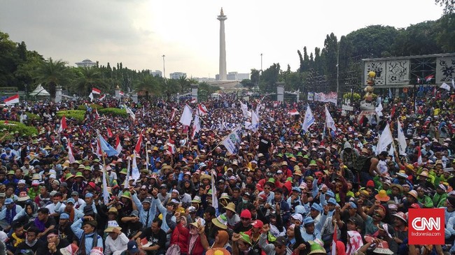 Ribuan nelayan dari berbagai daerah menggelar aksi demonstrasi di depan Istana Kepresidenan. Mereka meminta penggunaan cantrang dilegalkan.