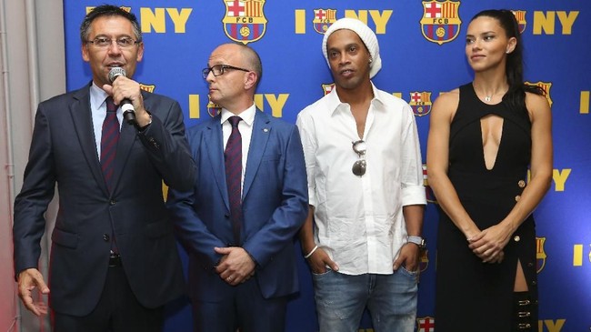 Ronaldinho pernah kehilangan uang sekitar Rp7,2 miliar lantaran meminum Pepsi saat dirinya jadi bintang iklan Coca-Cola.