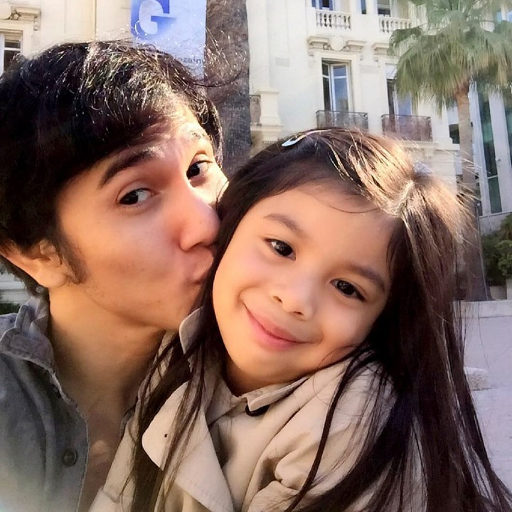 <p>Dari foto ini, kelihatan banget kan gimana sayangnya Ayah Vino sama Jizzy. (Foto: Instagram/vinogbastian__)</p>