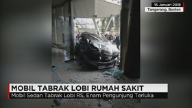Mobil Tabrak Lobi Rumah Sakit