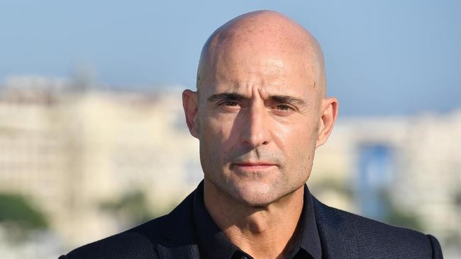 'Agen Kingsman' Berubah Jadi Penjahat di 'Shazam!' Mark Strong yang memerankan Merlin di Kingsman memastikan diri menjadi Doctor Siviana di film pahlawan super terbaru DC Entertainment, Shazam!