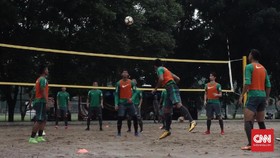 Timnas Indonesia Adu <i>Juggling</i> di Lapangan Voli