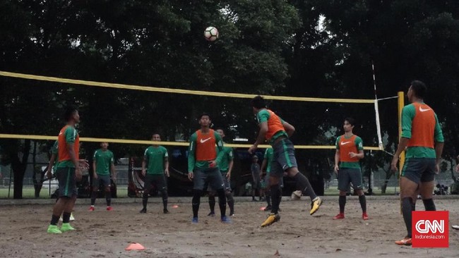 Setelah melahap menu latihan berat di pagi hari, pasukan Garuda diberi kelonggaran dengan adu juggling di lapangan voli pantai, Senayan, Jakarta.