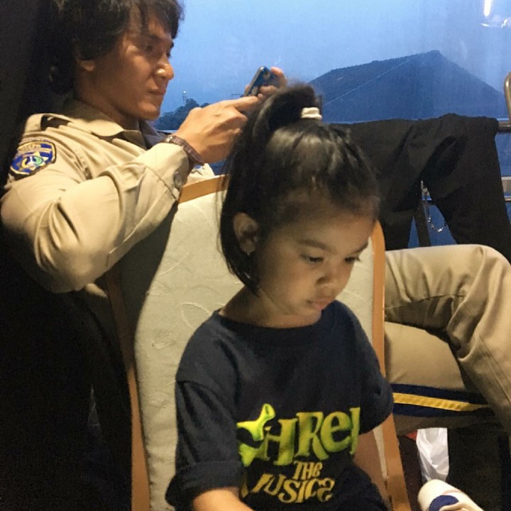 <p>Kadang, Jizzy suka mendatangi lokasi syuting ayahnya. Wah, biar Ayah Vino makin semangat ya, Nak. (Foto: Instagram/marshatimothy)</p>