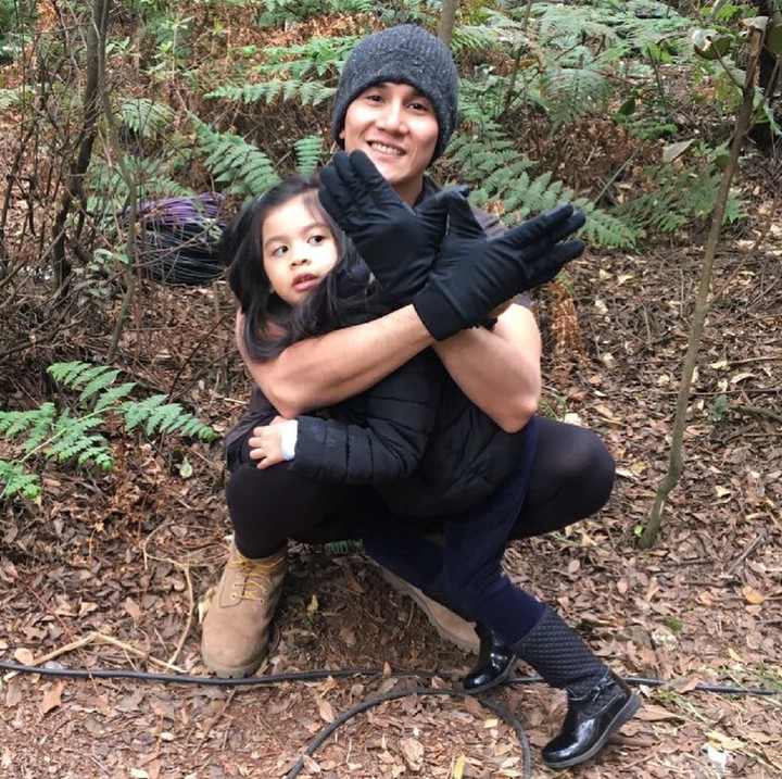 <p>Ayah dan anak ini lagi berpose apa ya? (Foto: Instagram/vinogbastian__)</p>