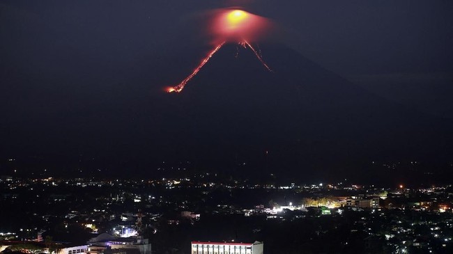 Lebih cepat dari perkiraan para pakar, Gunung Mayon, Filipina, mengalami erupsi dan memuntahkan batu hingga abu. Ribuan warga pun diungsikan.