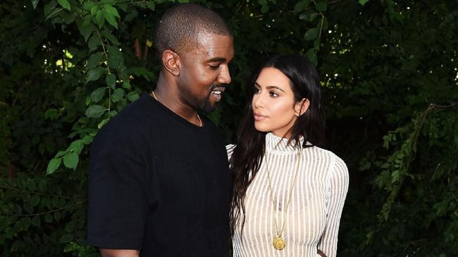 Kim Kardashian mengakui bahwa suaminya, Kanye West kagok akan dunia politik sehingga 'baper' merasa dimanfaatkan. Ia pun siap membantu sang suami.