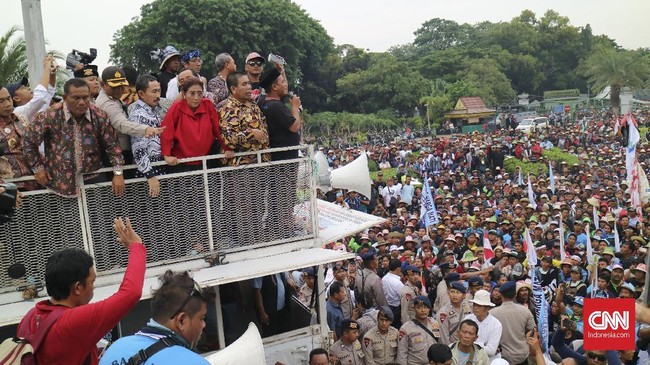Para nelayan menyambut keputusan Menteri Susi Pudjiastuti yang mencabut larangan alat tangkap cantrang dengan sorak bahagia.