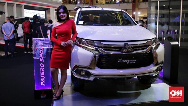 Pajero Sport Pelat Nomor QH Berstrobo Bikin Silau, Netizen Sewot Video yang viral itu terlihat jika Pajero Sport tersebut menggunakan banyak lampu strobo yang menempel pada bagian depan.
