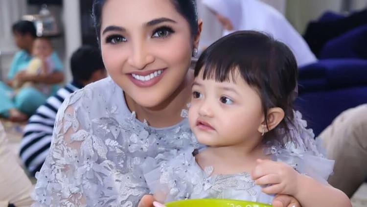 Anak penyanyi Ashanty, Arsy suka menggambar dan segala media termasuk tembok digunakan. Nah Ashanty memiliki tips atasi anaknya yang suka coret-coret tembok.