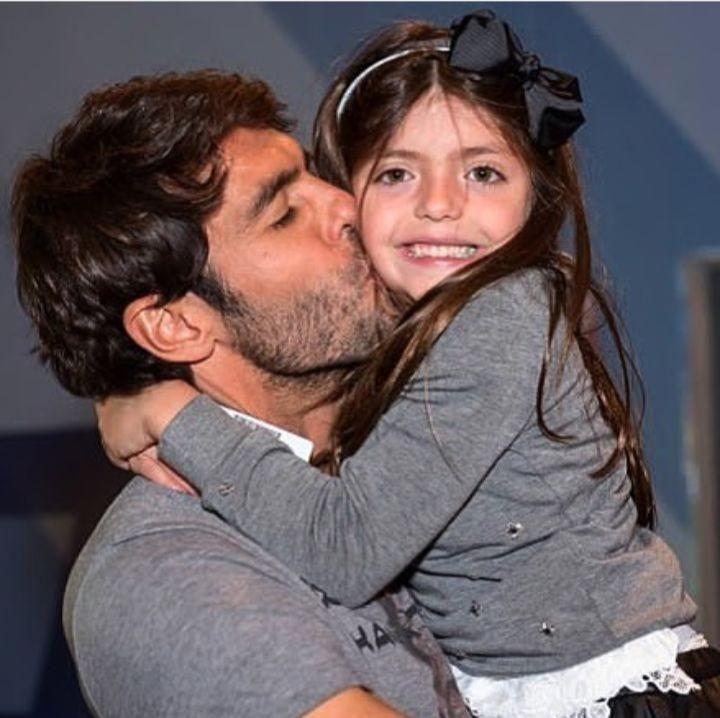 <p>Mmmuach... Ciuman mesra sang ayah ke pipi putri kecilnya yang cantik. (Foto: Instagram Kaka)</p>