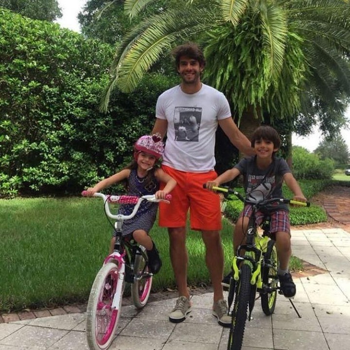 <p>Saat libur, Ayah Kaka menemani anaknya main sepeda. (Foto: Instagram Kaka)</p>