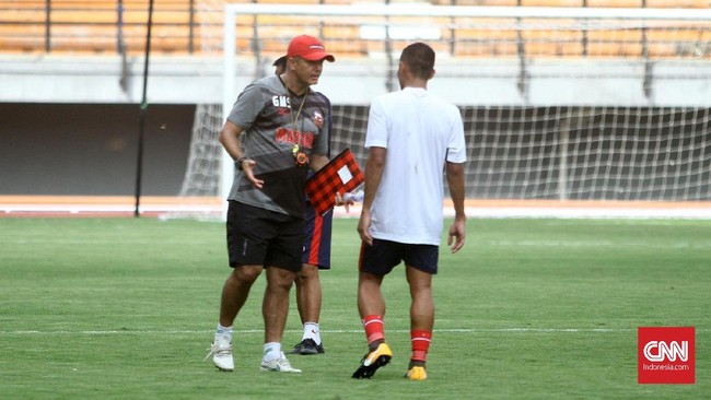 Gomes de Olivera dan dua asistennya, Qiqa serta Danilo Fernando mengundurkan diri dari tim pelatih Madura United.
