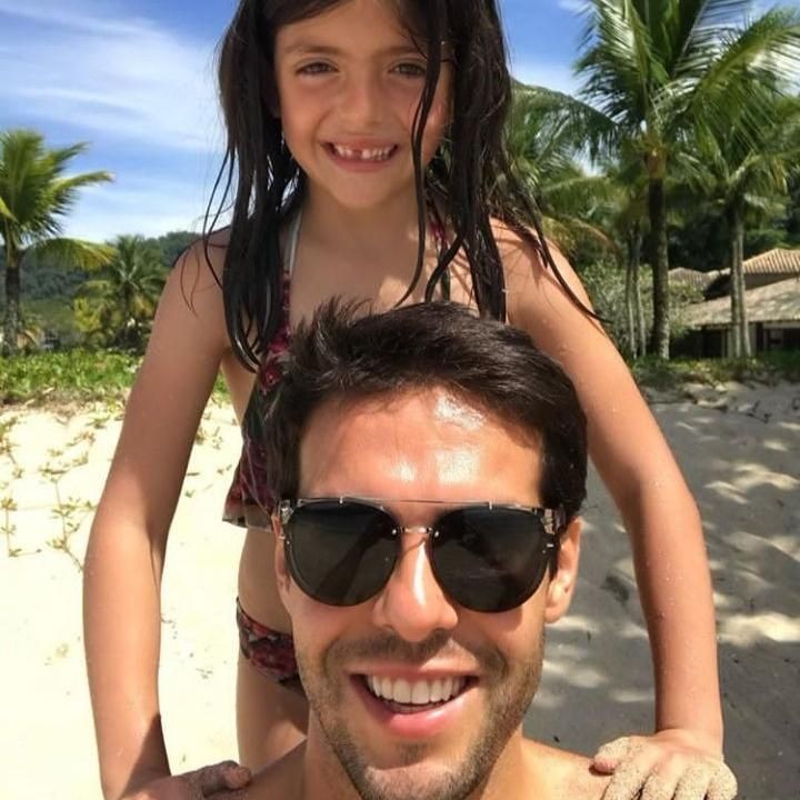 <p>Ayah Kaka dan si bungsu, Isabella Celico Leite. Wah senangnya bisa main di pantai bersama. (Foto: Instagram Kaka)</p>