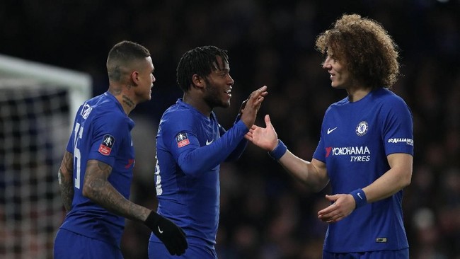 Chelsea harus melewati drama adu penalti untuk menaklukkan Norwich City di babak ketiga Piala FA. Pedro dan Alvaro Morata mendapat kartu merah di laga ini.