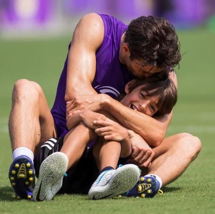 <p>Nah yang ini Ayah Kaka sedang memeluk si sulung, Luca Celico Leite, di lapangan hijau. (Foto: Instagram Kaka)</p>