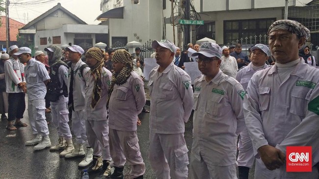 Saat mengawal ustaz Zulkifli Muhammad Ali di kantor Bareskrim Polri, seorang orator Alumni 212 menggertak polisi agar tidak macam-macam dengan kelompoknya.