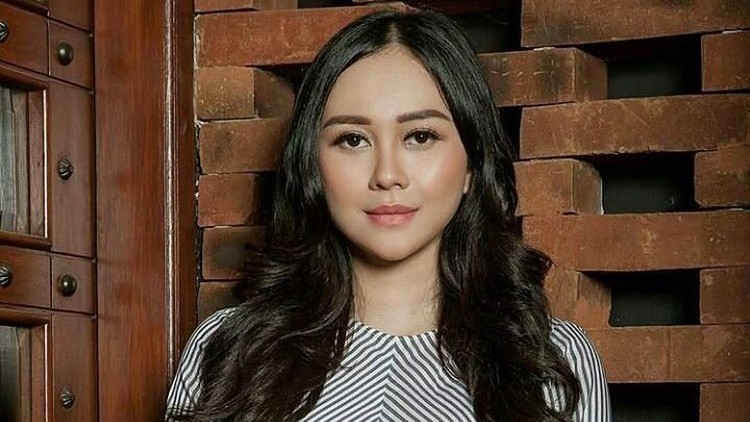 Aura Kasih bersama suaminya punya rencana mengasuh sendiri sang putri tanpa bantuan pengasuh.