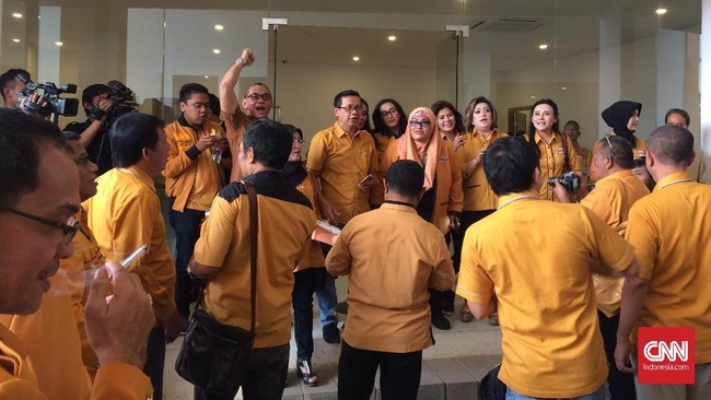 Ketua DPD Hanura Sumsel Mularis Djahri tampak marah tiap kali nama Oesman Sapta Odang alias OSO disebut dalam munaslub kubu Ambhara.