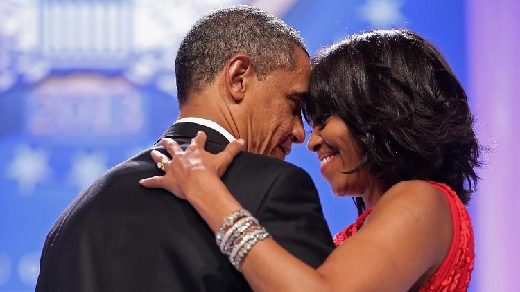 Presiden ke-44 AS, Barack Obama memberi kejutan berupa bunga untuk di promosi buku terbaru sang istri, Michelle Obama. So sweet!