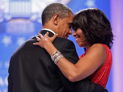 Romantisnya Barack Obama Bawa Bunga di Promosi Buku Istrinya