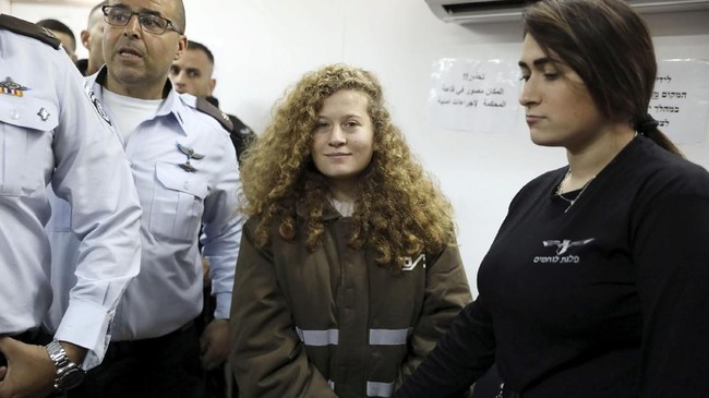 Pengadilan militer Israel menolak pembebasan dengan jaminan remaja Palestina penampar tentara Israel, Ahed Tamimi, 16 tahun, dan ibunya, Nariman, Rabu (17/1).