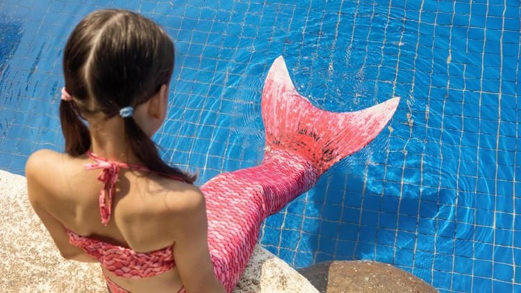 Baju renang ekor mermaid lucu sih, tapi ada risiko yang nggak main-main di baliknya.
