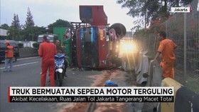 Truk Bermuatan Sepeda Motor Terguling