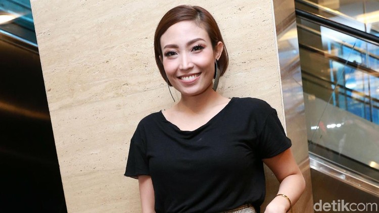 Walau sedang sakit, seorang ibu akan berusaha melakukan yang terbaik untuk si kecil. Seperti yang dilakukan presenter Ayu Dewi.