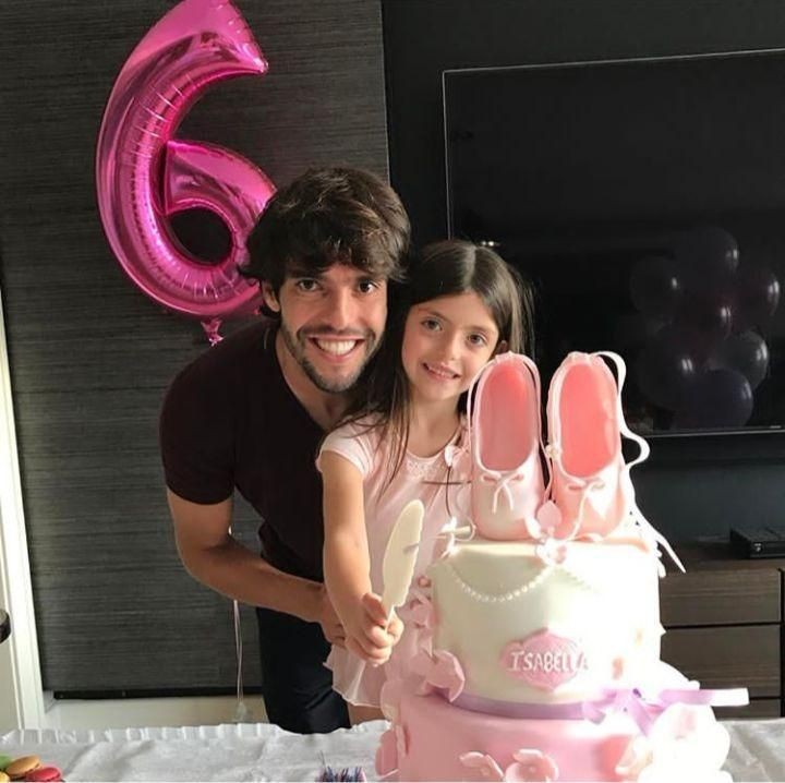 <p>Aih lucunya kue ulang tahunnya Isabella, ada sepatunya lho. Sebelm dimakan kuenya, foto dulu bareng Ayah Kaka ya. Cekrek! (Foto: Instagram Kaka)</p>