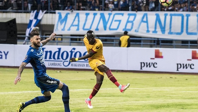 Persib Bandung unggul 1-0 atas Sriwijaya FC di babak pertama laga Liga 1 di Stadion Gelora Sriwijaya Jakabaring berkat gol Ezechiel N'Douassel.