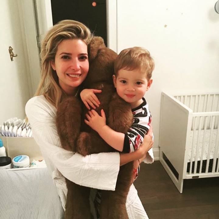 <p>Peluk boneka bareng bundanya nih. (Foto: Instagram @kushnerbrothers)</p>