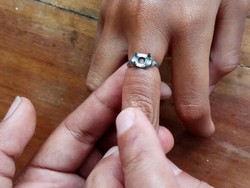 Damkar Kota Kediri Lepaskan 9 Cincin di Jari Nenek Ini