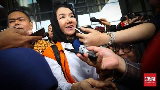 KPK mendalami aliran uang dari sejumlah kontraktor yang menggarap proyek Dinas Pekerjaan Umum Kutai Kartanegara ke Bupati nonaktif Rita Widyasari.